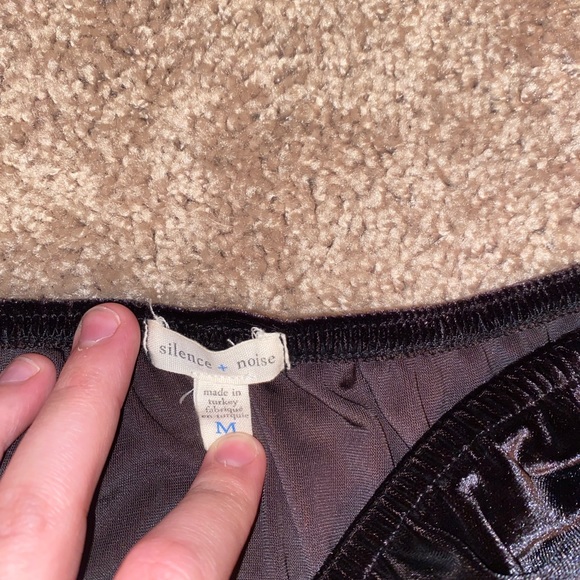 NWOT Silence + Noise Black Off Shoulder Velvet Blouse - Picture 3 of 3